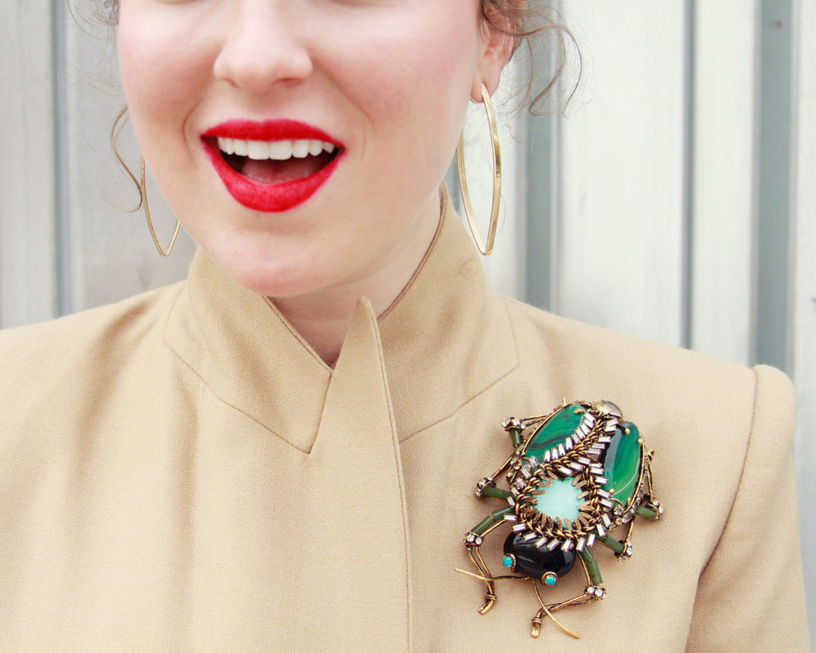 HOW TO WEAR A BROOCH IN DIFFERENT AND MODERN WAYS