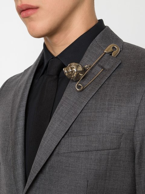 How to wear a lapel pin to look more elegant - TopTrendz.net