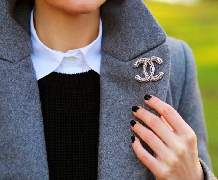 HOW TO WEAR A BROOCH IN DIFFERENT AND MODERN WAYS